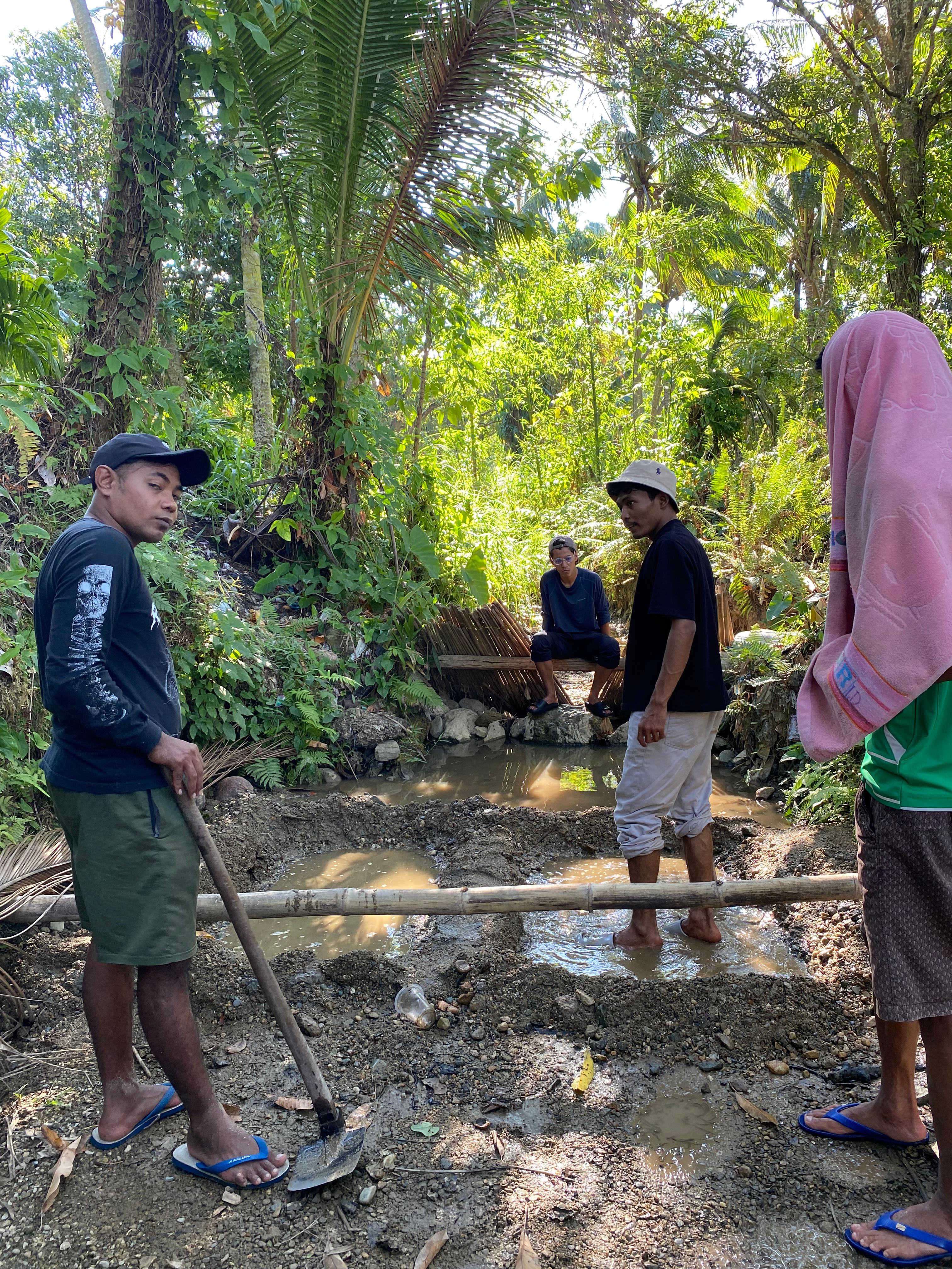 Anak KKN UNP bersama pemuda jorong baing melakukan pemijahan ikan bilih untuk menjaga kelangsungan